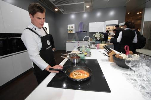 GEAppliances中国体验店展示全球唯一食物控温四头电磁灶(图1)