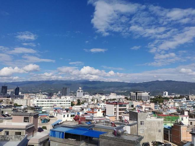 云南这座冷门恒温春城平均温度20°C左右人少景美值得一去(图1)