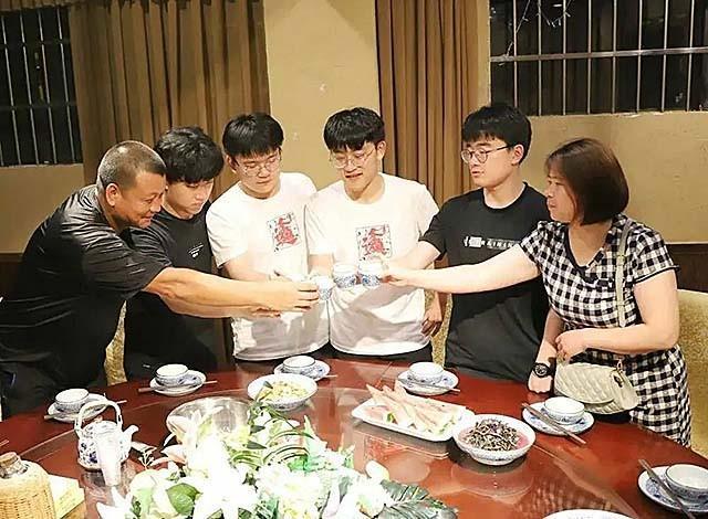 回顾轰动一时的中国全男4胞胎：18年前大难不死18年后金榜题名(图9)