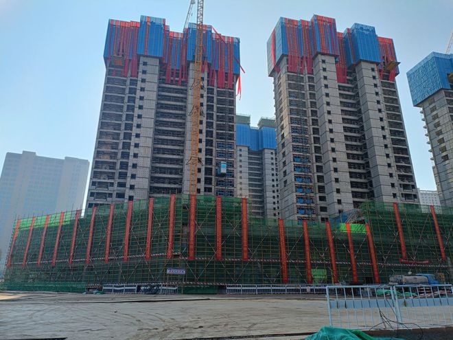 西宁东川工业园区下十里铺村人居环境改善安置项目举行封顶仪式标志工程进入关键阶段(图4)