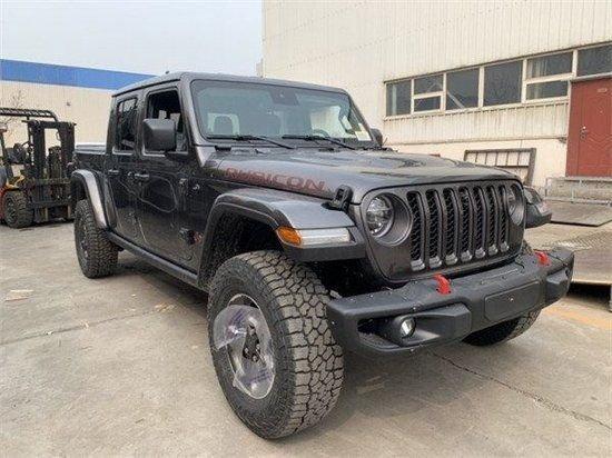 米乐M6网页版：24款吉普JEEP角斗士皮卡经典车型越野神器港口火爆销售(图1)