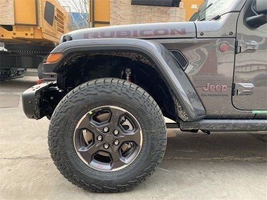米乐M6网页版：24款吉普JEEP角斗士皮卡经典车型越野神器港口火爆销售(图3)
