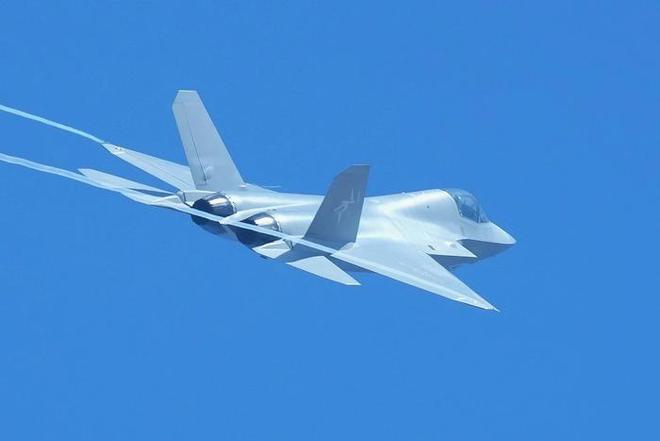中国歼-35：武器系统曝光空空导弹提升了12枚(图3)