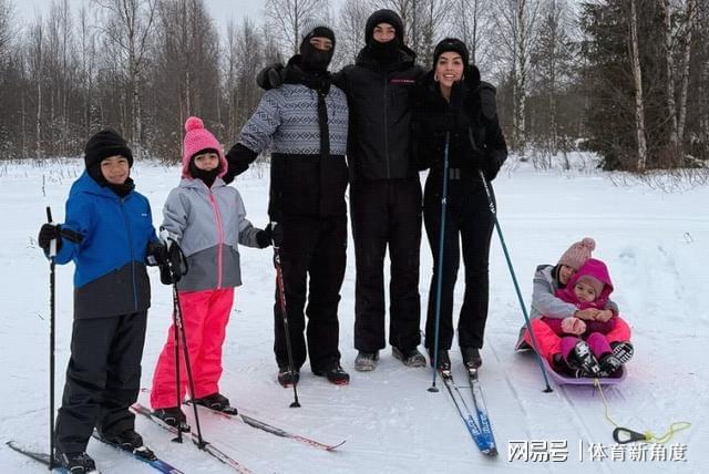 C罗太钢了39岁雪天赤膊上阵挑战冰水浴8块腹肌好炸裂(图2)