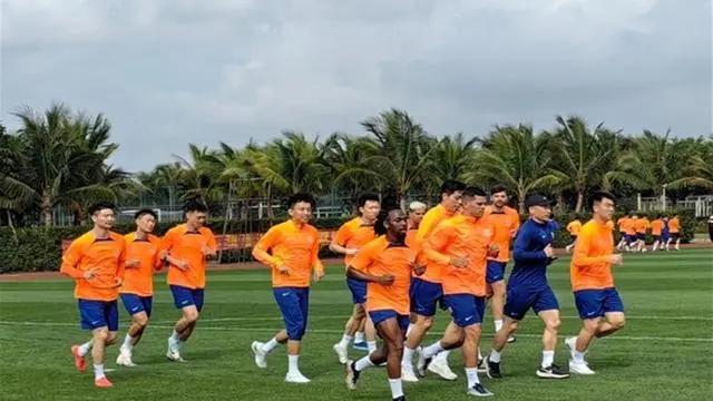 晚上20点！山东泰山队1米88高中锋有状况德尔加多下家曝光(图1)