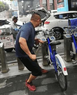 米乐M6平台：三亚女游客被咬后曾咨询鉴蛇博主“啊宝”本人回应(图2)