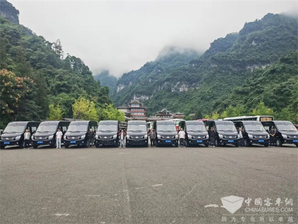 峰峦新程悦享出行：图雅诺客运产品批量交付张家界(图2)
