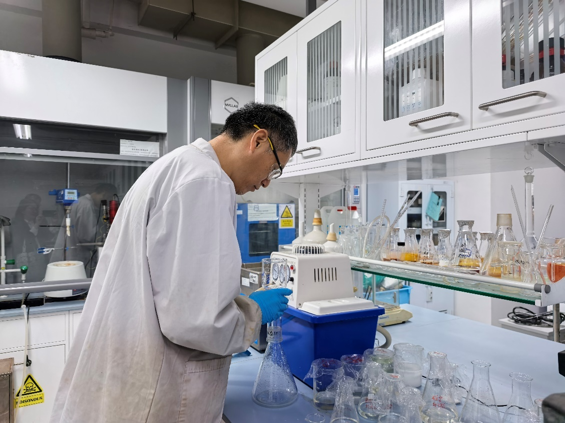 不打烊！实验室里奏响“假日乐章”(图1)