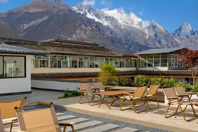 国庆第一批血亏的老板出现！坐地起价一天降价8次也没人住？(图1)