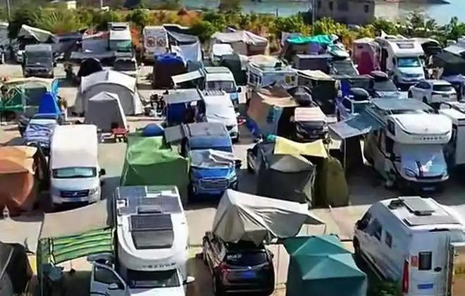 国庆第一批血亏的老板出现！坐地起价一天降价8次也没人住？(图7)