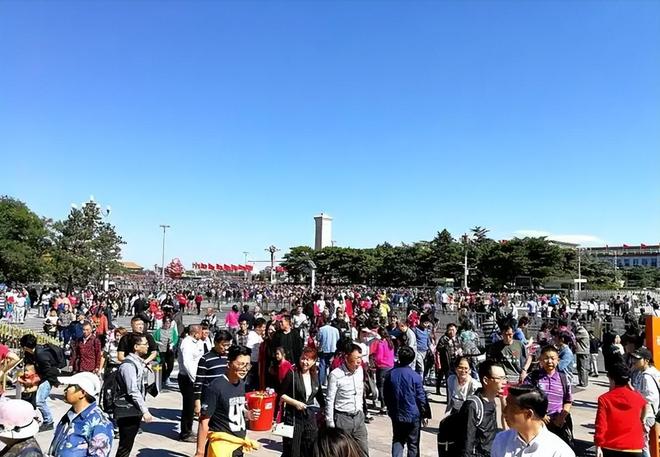 国庆第一批血亏的老板出现！坐地起价一天降价8次也没人住？(图2)