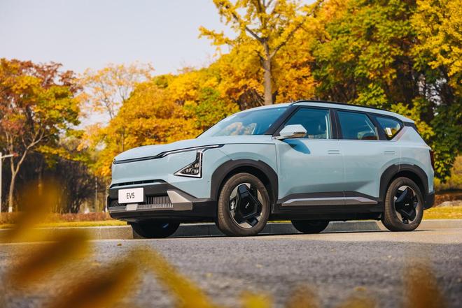 米乐M6平台：秋寒骤至2025款EV5机“智”化解出行难题(图1)