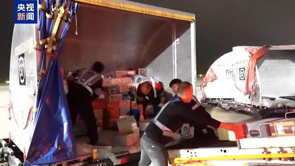 大闸蟹坐“头等舱”24小时飞抵千家餐桌(图15)