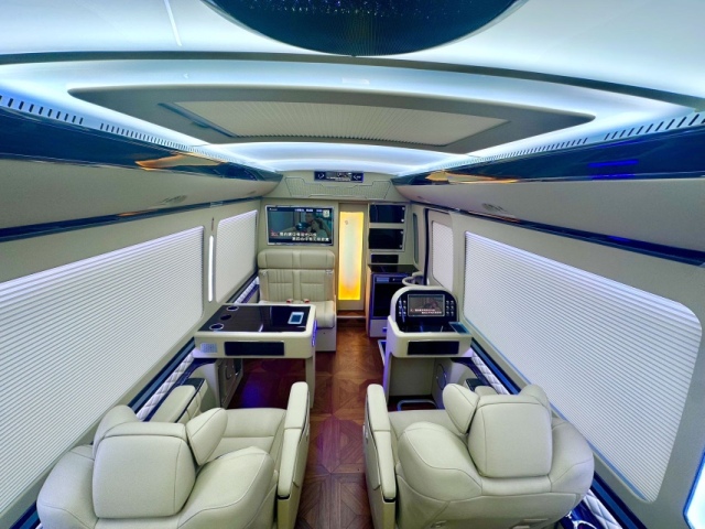 2025款丰田考斯特香槟金12座现车带蒙本家现车优惠8万(图2)