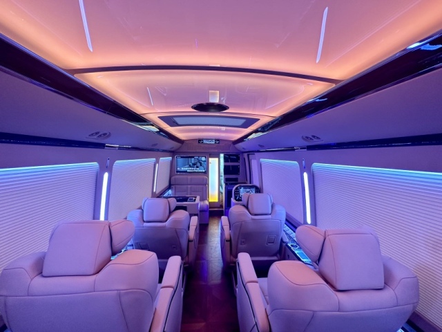 2025款丰田考斯特香槟金12座现车带蒙本家现车优惠8万(图4)