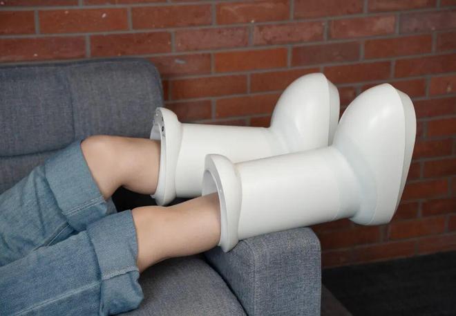 这双今冬爆火的“室内长靴”凭什么让男女老少纷纷上头?(图9)