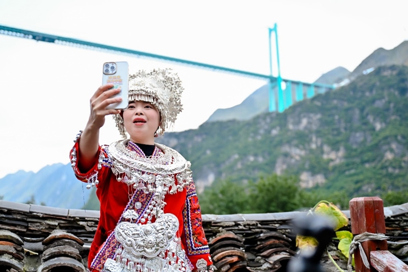 从花江峡谷大桥出发:探访“多彩贵州移起向新”(图6)