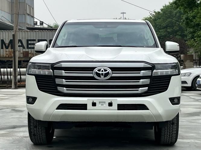 全新26款丰田兰德酷路泽3500从外到内翻天覆地变化(图1)