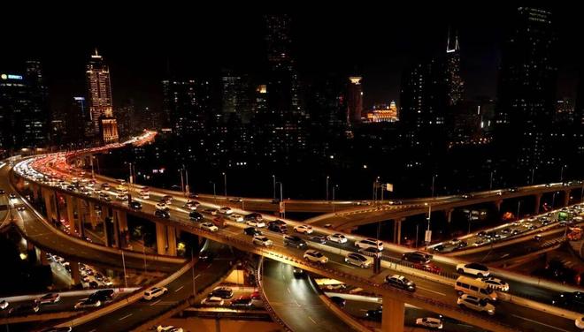 实拍苏州河地标！圆形环幕建筑+双空调恒温普陀苏河映总价335万起(图1)