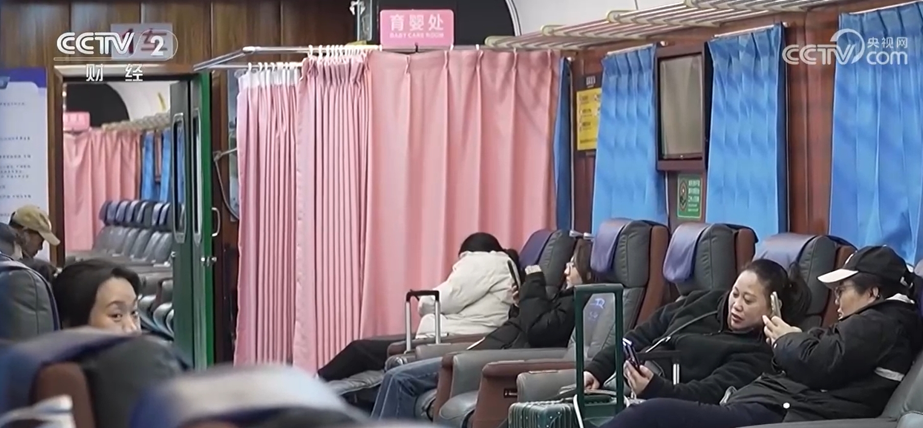 米乐M6平台：“绿皮车”改造成休息区温暖寒夜候车人(图1)