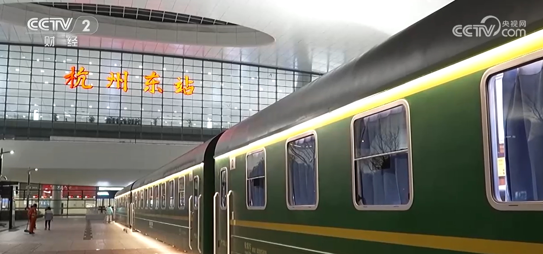 米乐M6平台：“绿皮车”改造成休息区温暖寒夜候车人(图2)