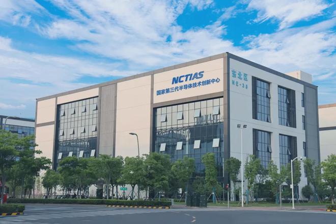 《新华日报》整版：千亿“芯”集群澎湃新动能(图10)