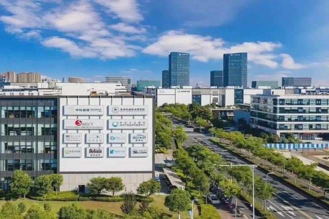 《新华日报》整版：千亿“芯”集群澎湃新动能(图5)