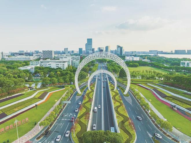 《新华日报》整版：千亿“芯”集群澎湃新动能(图1)