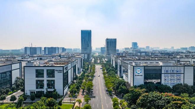 《新华日报》整版：千亿“芯”集群澎湃新动能(图2)