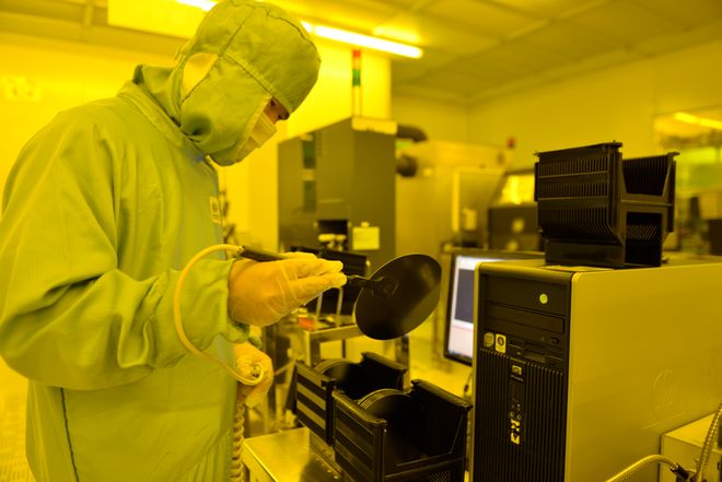 《新华日报》整版：千亿“芯”集群澎湃新动能(图15)