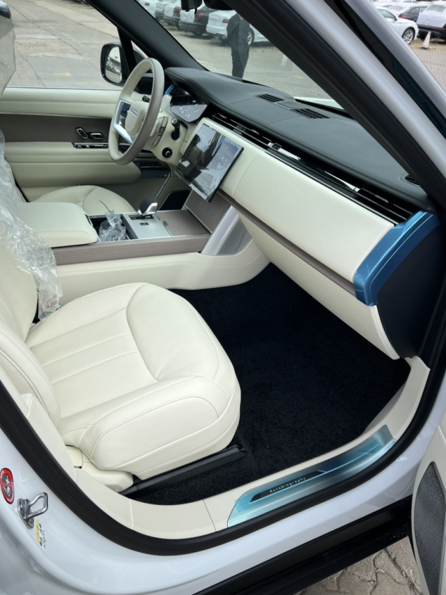 国外一手车源柴油版揽胜行政最低多少钱30T马力D350可分期落户(图4)