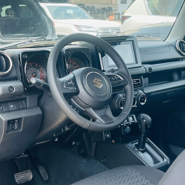 米乐M6网页版:2025款吉姆尼三门港口价格打破记录15万现车国六(图6)