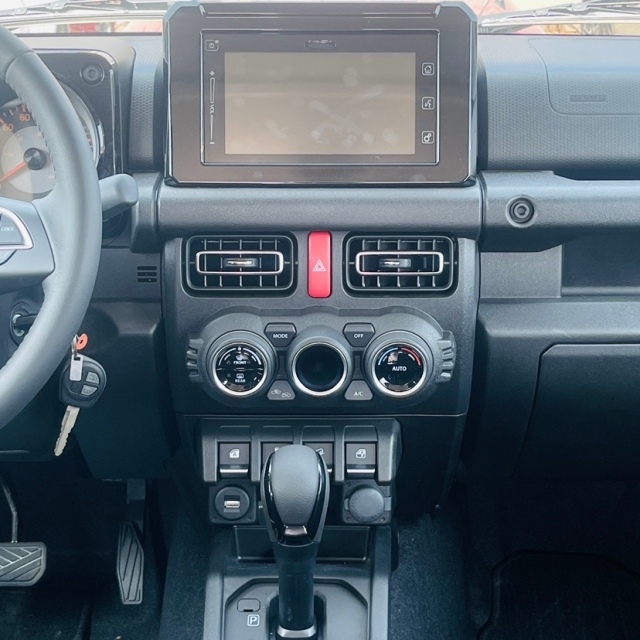 米乐M6网页版:2025款吉姆尼三门港口价格打破记录15万现车国六(图7)