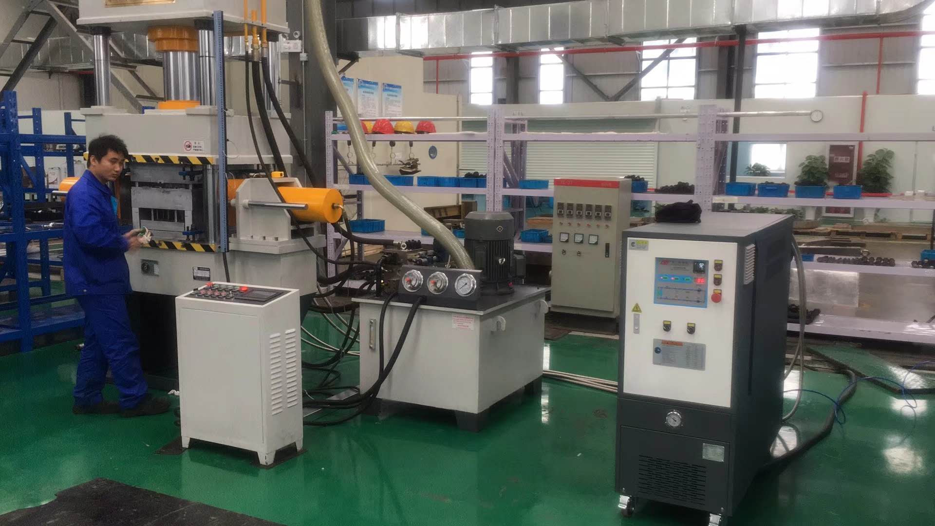 碳纤维油温机_碳纤维冷热成型油温机_模具(图1)